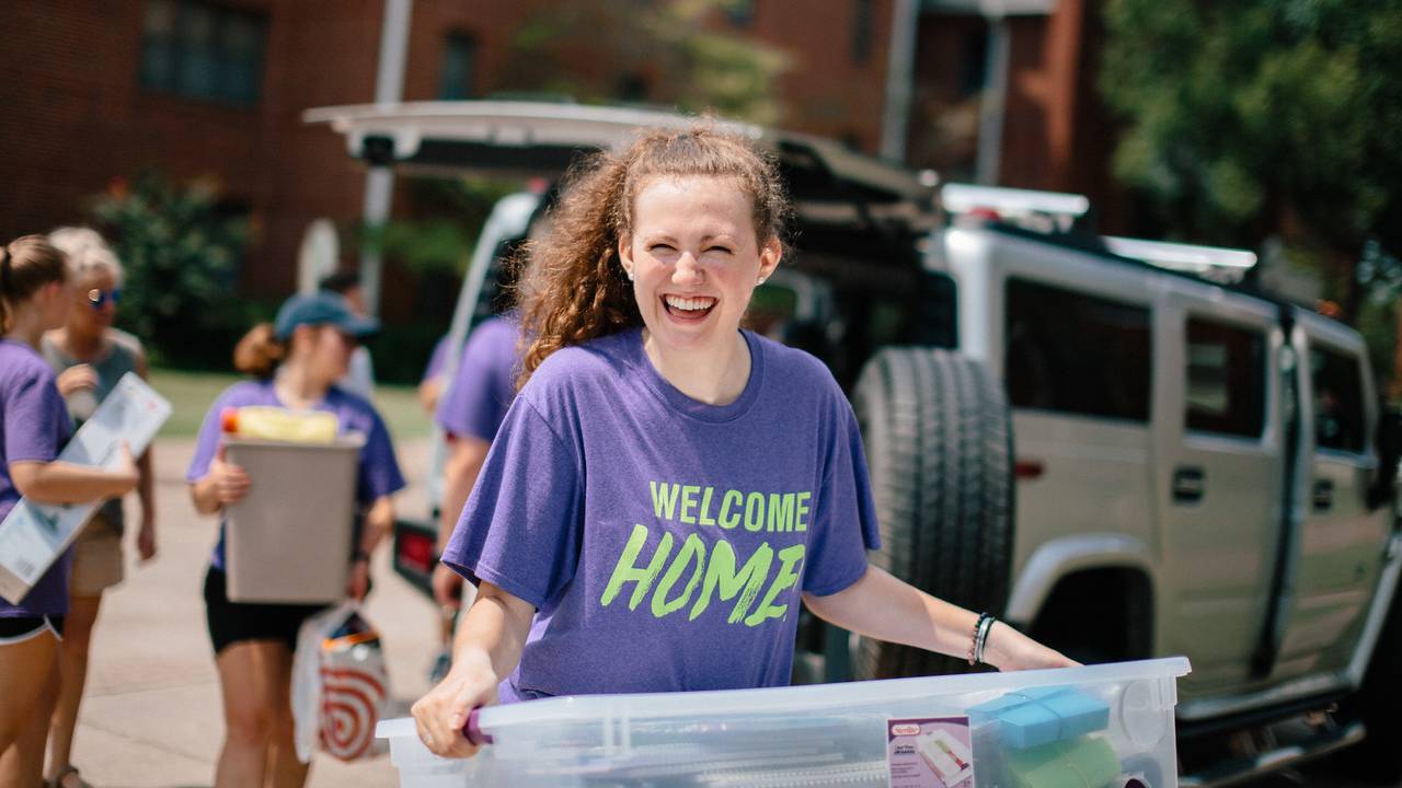 Students moving-in